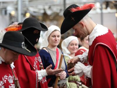 Billede fra Historiske dage i København med udklædte kvinder og mænd